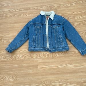 Women Levi’s fleeced lined Jean jacket
